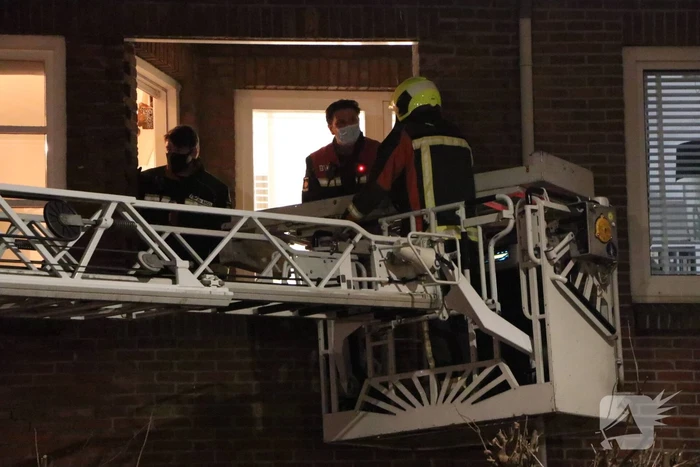 Persoon uit woning gehaald