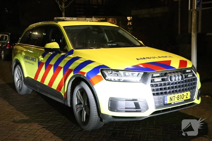 Persoon uit woning gehaald