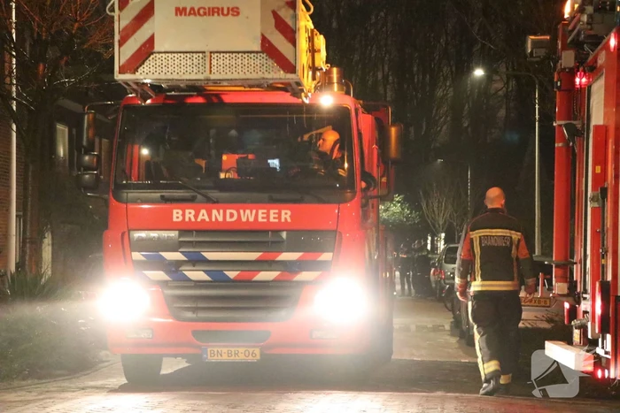Persoon uit woning gehaald