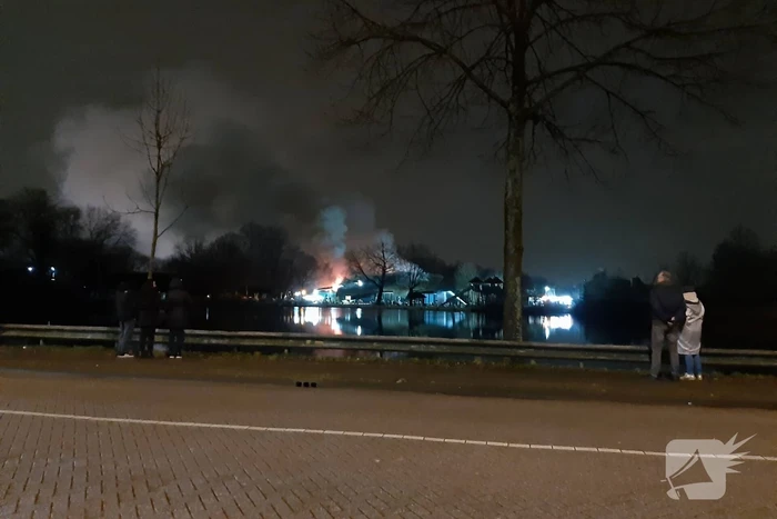 Grote uitslaande brand in pand met rietendak