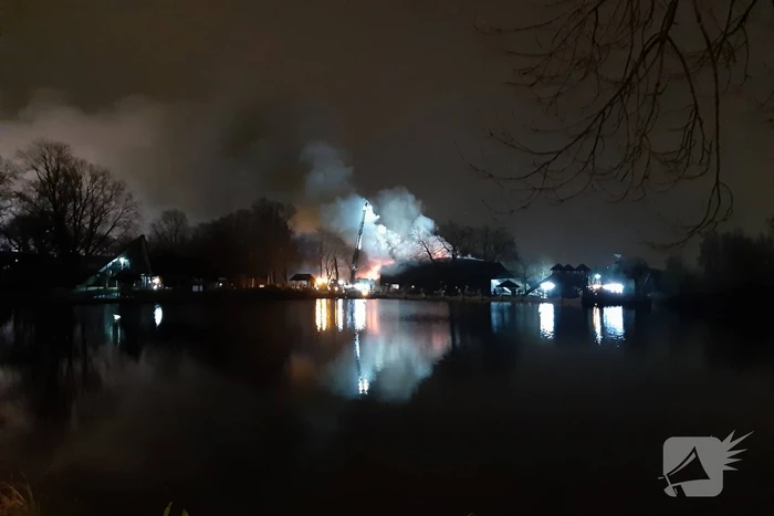 Grote uitslaande brand in pand met rietendak