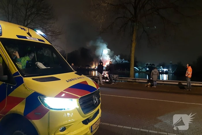 Grote uitslaande brand in pand met rietendak