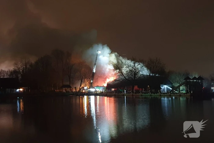 Grote uitslaande brand in pand met rietendak