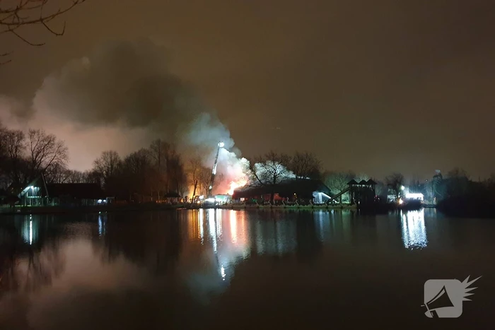 Grote uitslaande brand in pand met rietendak