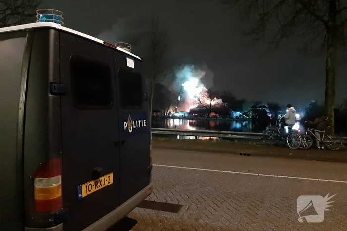 Grote uitslaande brand in pand met rietendak