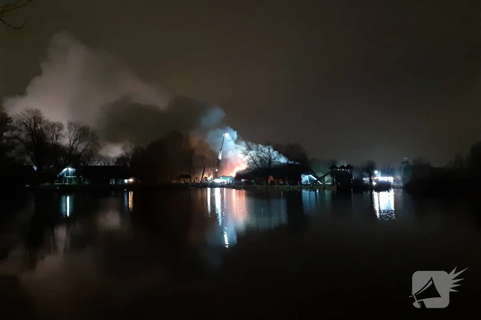 Grote uitslaande brand in pand met rietendak