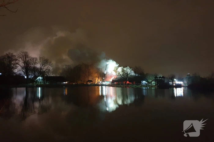 Grote uitslaande brand in pand met rietendak