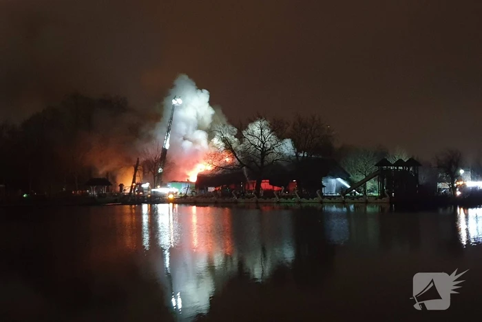 Grote uitslaande brand in pand met rietendak
