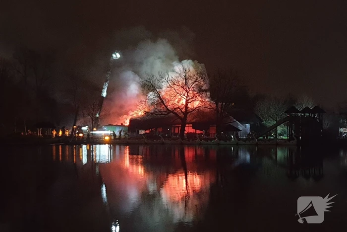 Grote uitslaande brand in pand met rietendak