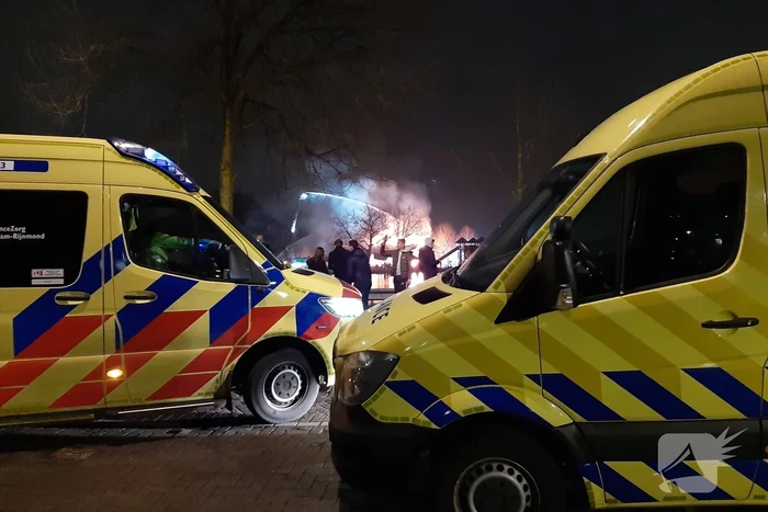 Grote uitslaande brand in pand met rietendak