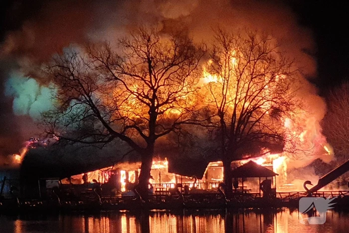Grote uitslaande brand in pand met rietendak