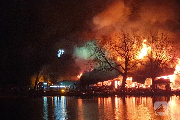 Grote uitslaande brand in pand met rietendak