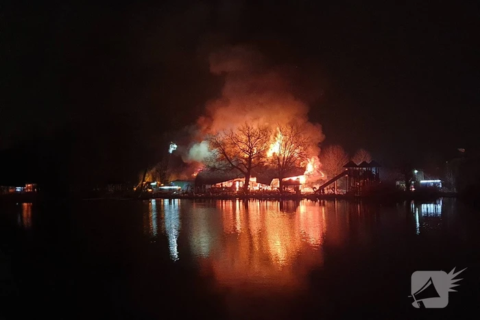 Grote uitslaande brand in pand met rietendak