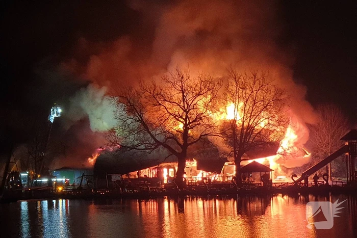 Grote uitslaande brand in pand met rietendak