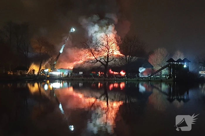 Grote uitslaande brand in pand met rietendak