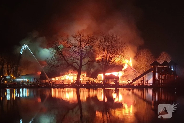 Grote uitslaande brand in pand met rietendak