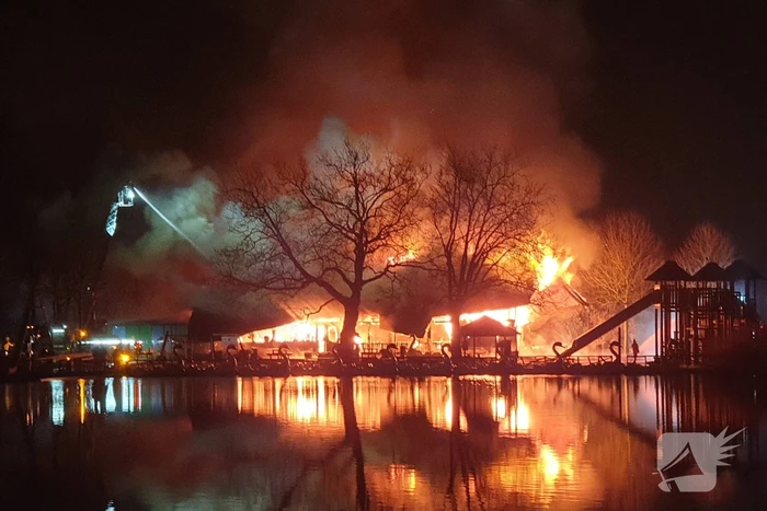 Grote uitslaande brand in pand met rietendak