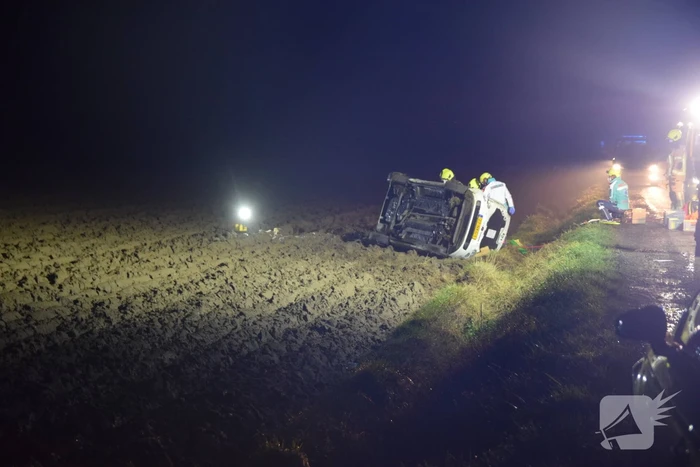 Bestuurder bekneld na eenzijdig ongeval