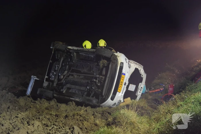 Bestuurder bekneld na eenzijdig ongeval