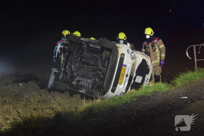 Bestuurder bekneld na eenzijdig ongeval