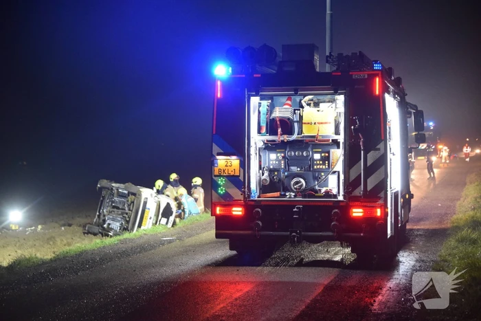 Bestuurder bekneld na eenzijdig ongeval