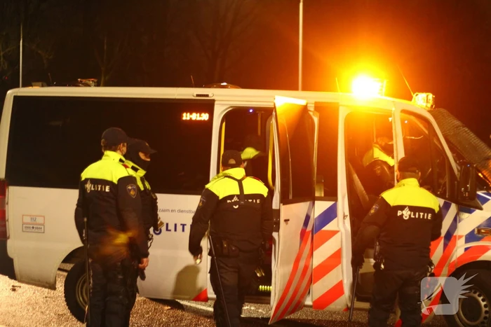 Politie houdt verkeerscontrole in Schalkwijk