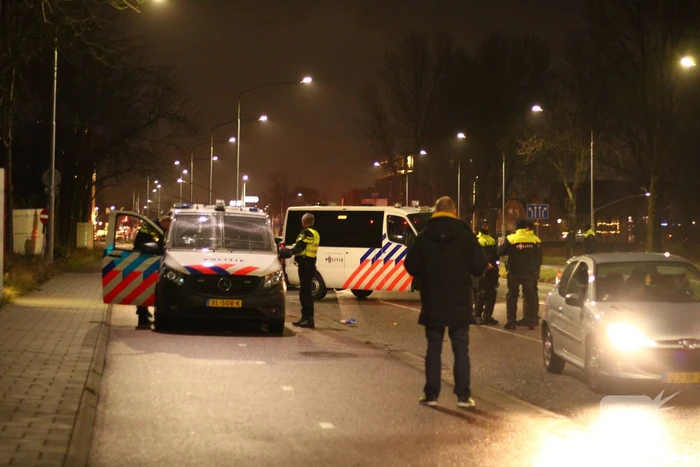 Politie houdt verkeerscontrole in Schalkwijk
