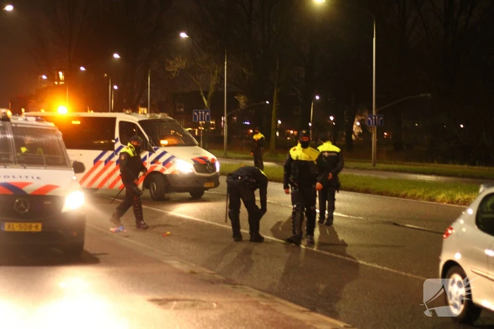 Politie houdt verkeerscontrole in Schalkwijk