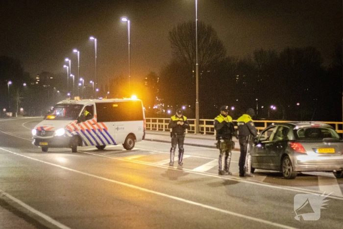 Politie houdt verkeerscontrole in Schalkwijk
