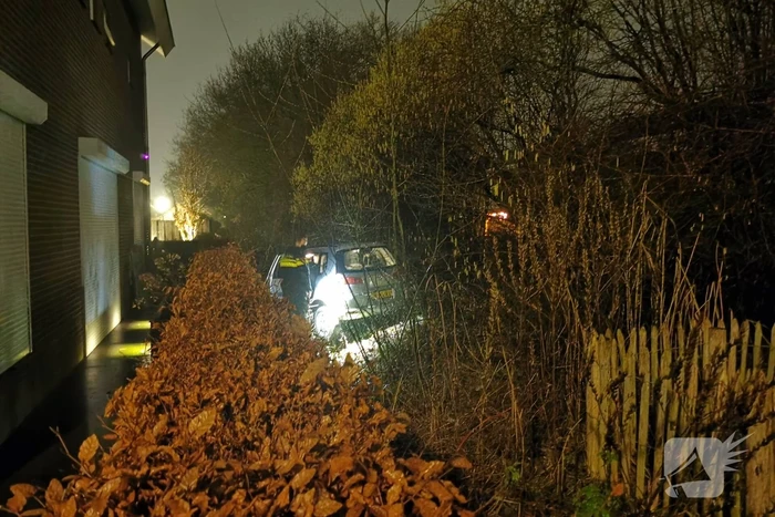 Bestuurster schiet met auto in plantsoen