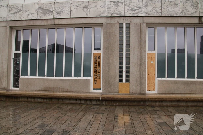 Ruiten gemeentehuis ingegooid