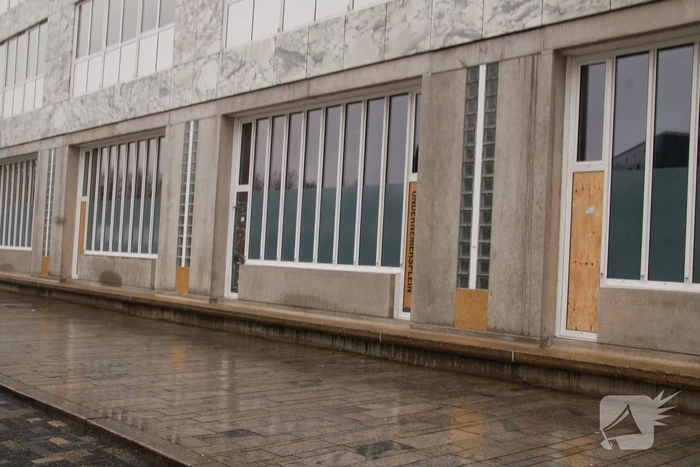 Ruiten gemeentehuis ingegooid