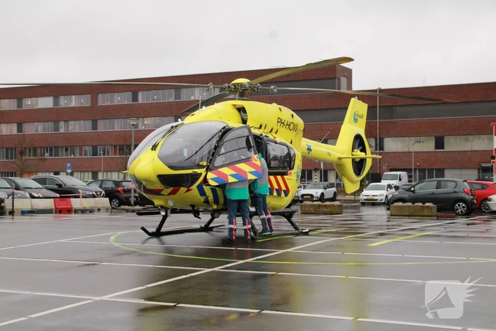 Corona-traumahelikopter landt voor vervoer van patiënt