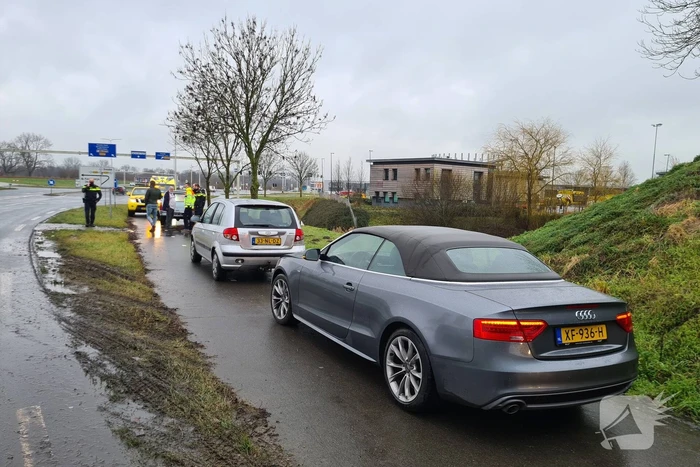 Voertuigen botsen onder viaduct