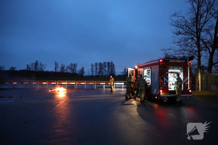 Stapel pallets in brand gestoken