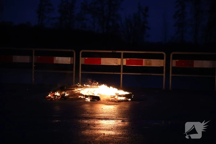 Stapel pallets in brand gestoken