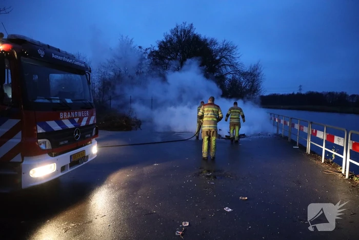 Stapel pallets in brand gestoken