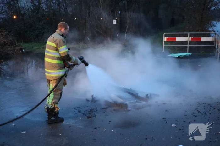 Stapel pallets in brand gestoken