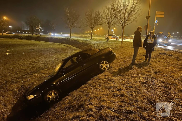 Personenauto raakt van de weg en komt tot stilstand in sloot