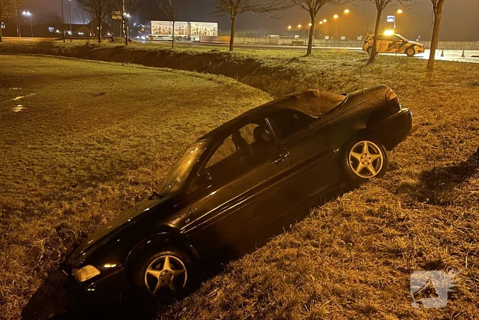 Personenauto raakt van de weg en komt tot stilstand in sloot