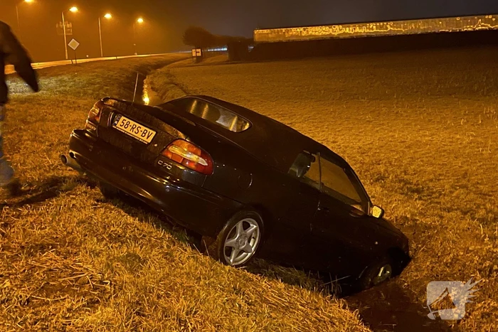 Personenauto raakt van de weg en komt tot stilstand in sloot