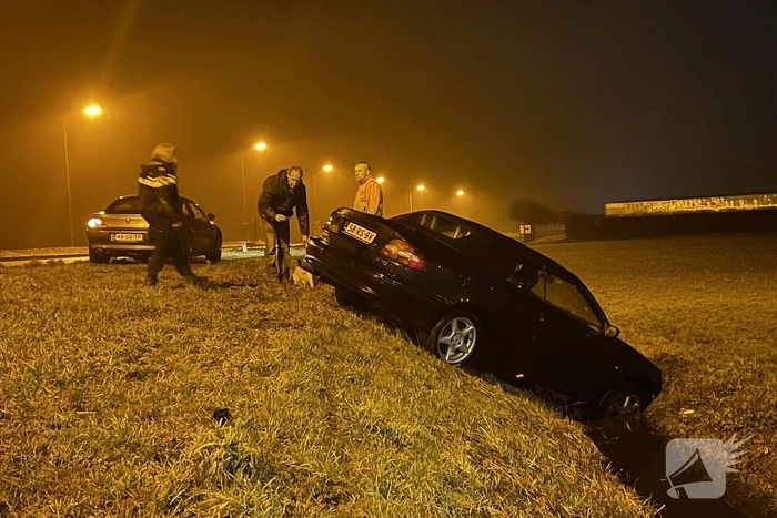 Personenauto raakt van de weg en komt tot stilstand in sloot