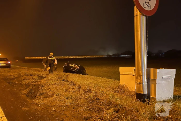Personenauto raakt van de weg en komt tot stilstand in sloot