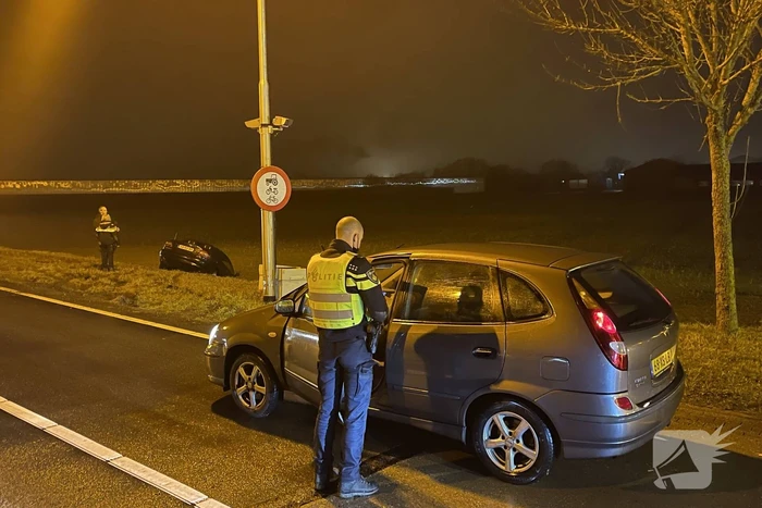 Personenauto raakt van de weg en komt tot stilstand in sloot