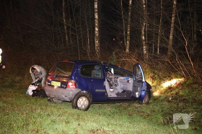 Bestuurder verliest macht over het stuur en raakt van snelweg