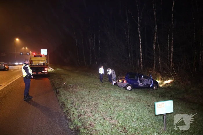 Bestuurder verliest macht over het stuur en raakt van snelweg