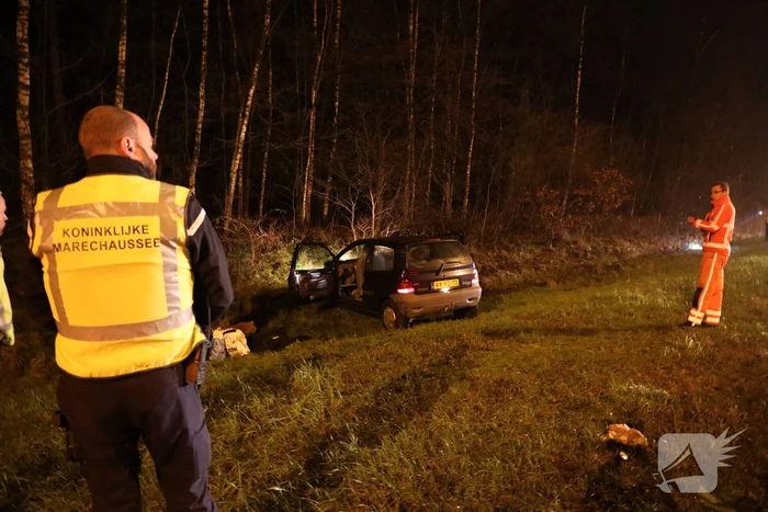 Bestuurder verliest macht over het stuur en raakt van snelweg