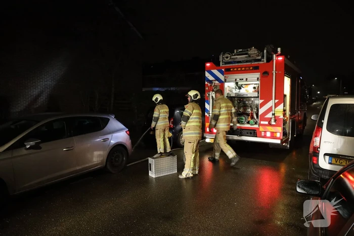 Brandweer veegt schoorsteen na vermoedelijke brand