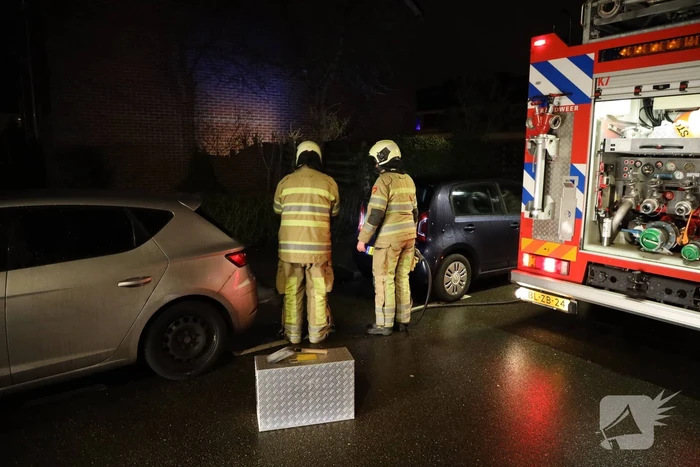Brandweer veegt schoorsteen na vermoedelijke brand