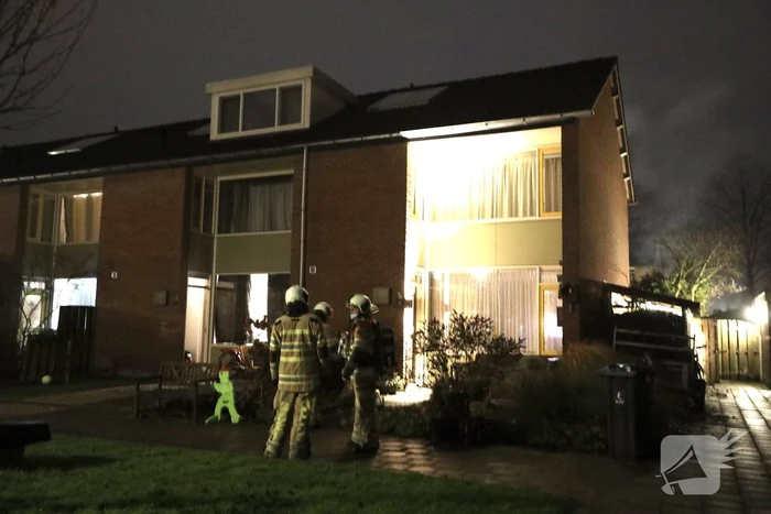 Brandweer veegt schoorsteen na vermoedelijke brand